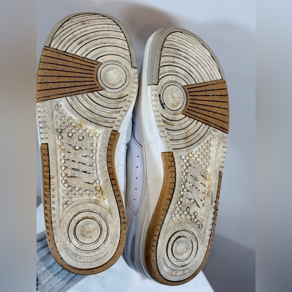 🔥Nike Women’s White and Gray Sneakers Size 9 EC🔥 - Picture 4 of 5